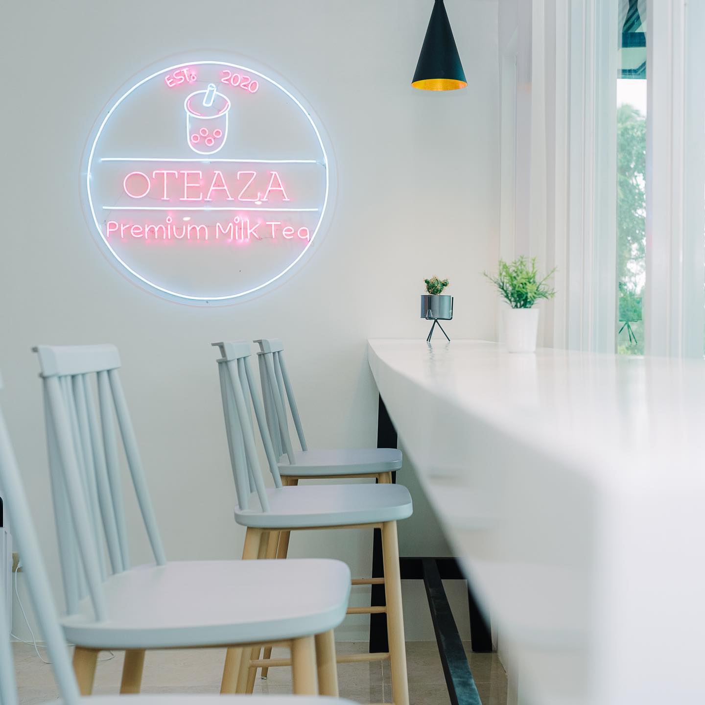 <b class="font-bara"><i class="bi bi-geo-fill h4"></i> OTEAZA</b> <br/>Located at Brgy. Oteiza, San Agustin, Surigao del Sur. Serves different kinds of budget friendly snacks and meals. Laag na sa Oteaza!